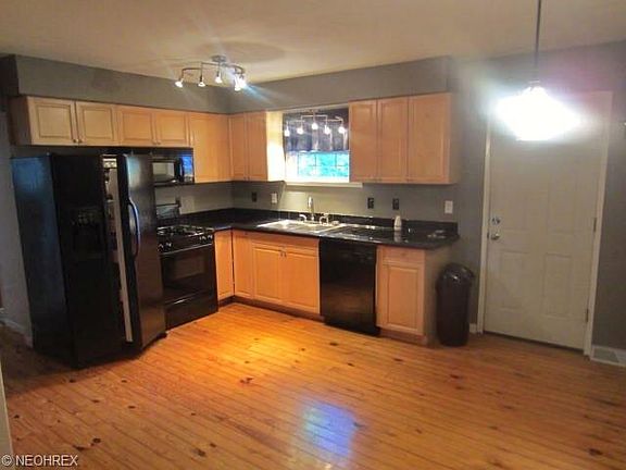 4th image of 487 E College St