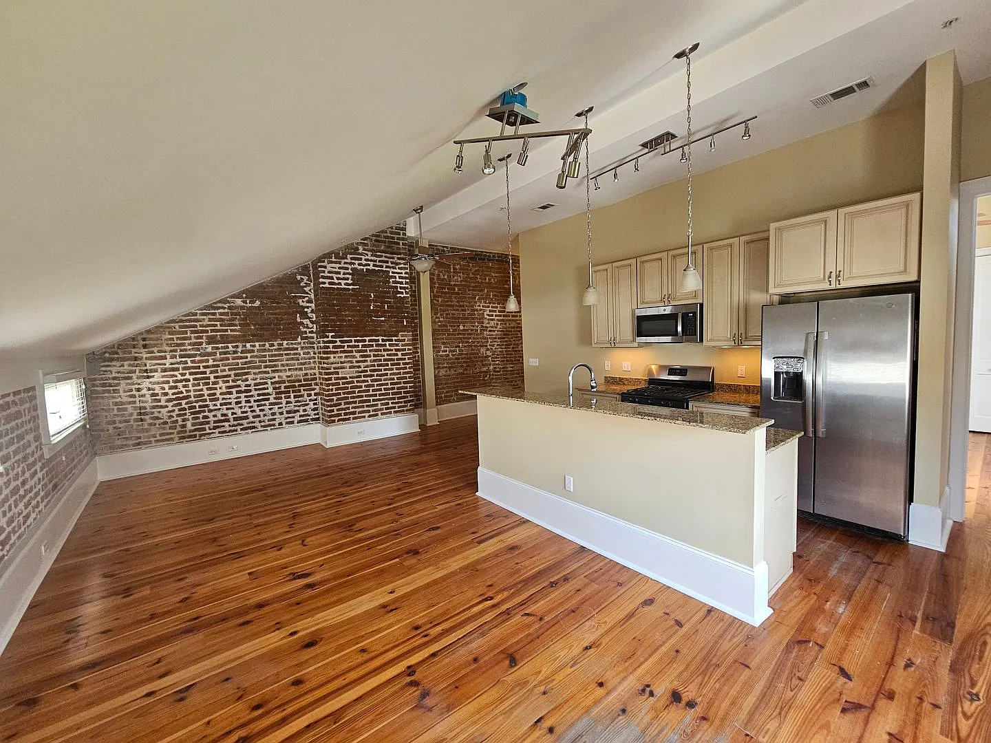 802 St. Charles — Photo 4
