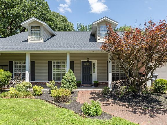 2nd image of 414 Oak Manor Cir