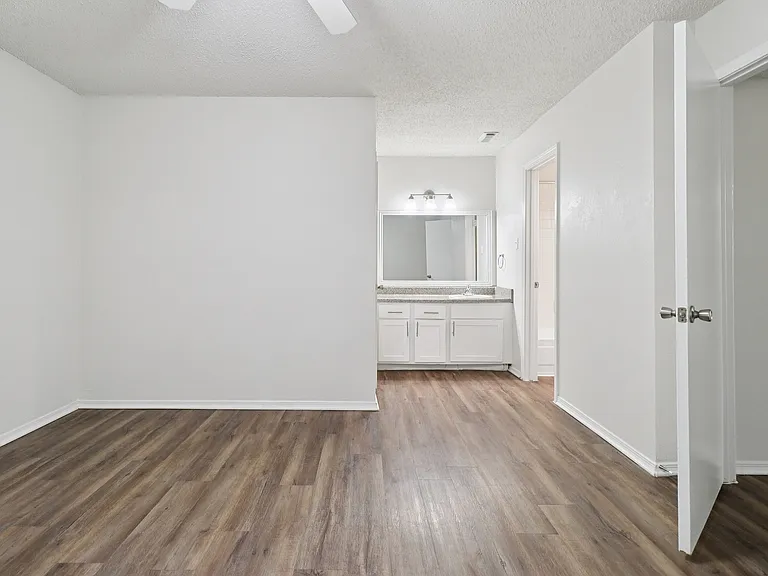 A4 Bedroom to vanity