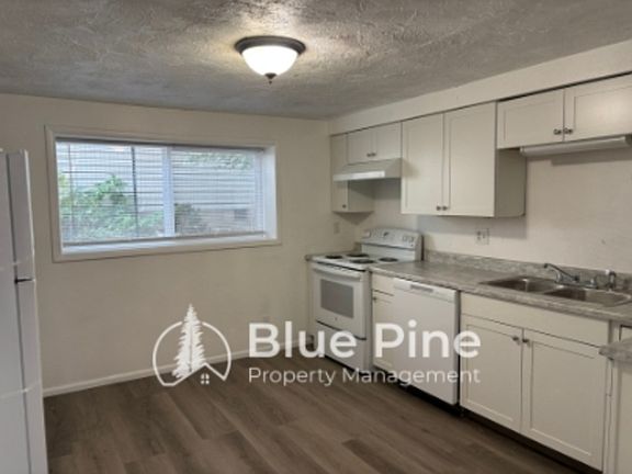 2nd image of 411 Gladstone St Unit 1