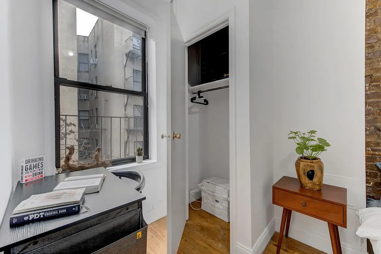 Contemporary ROOM at The Lexington House — Photo 4