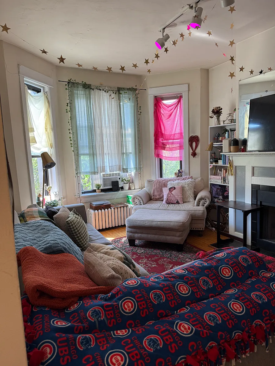 Building Photo - 1204 W Addison St #3W