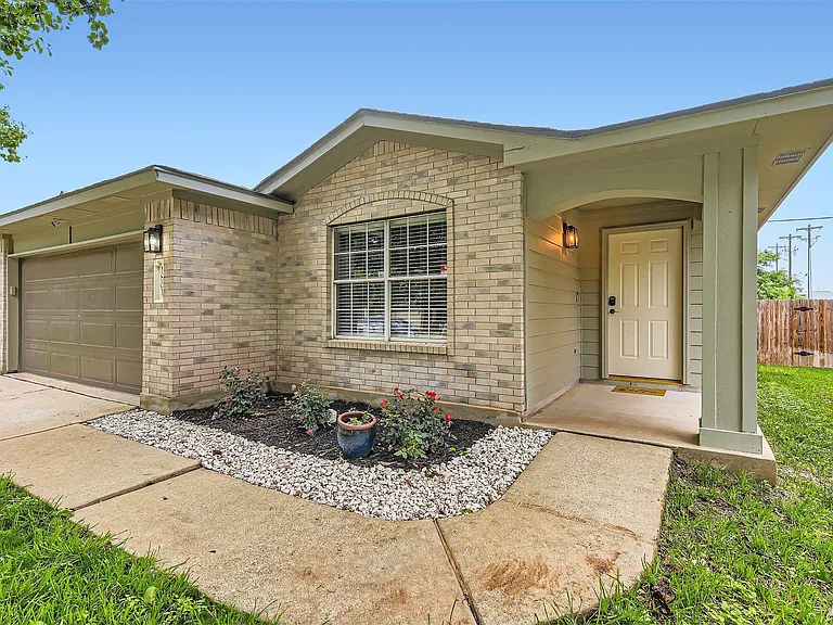 1803 Lloydminister Way — Photo 3