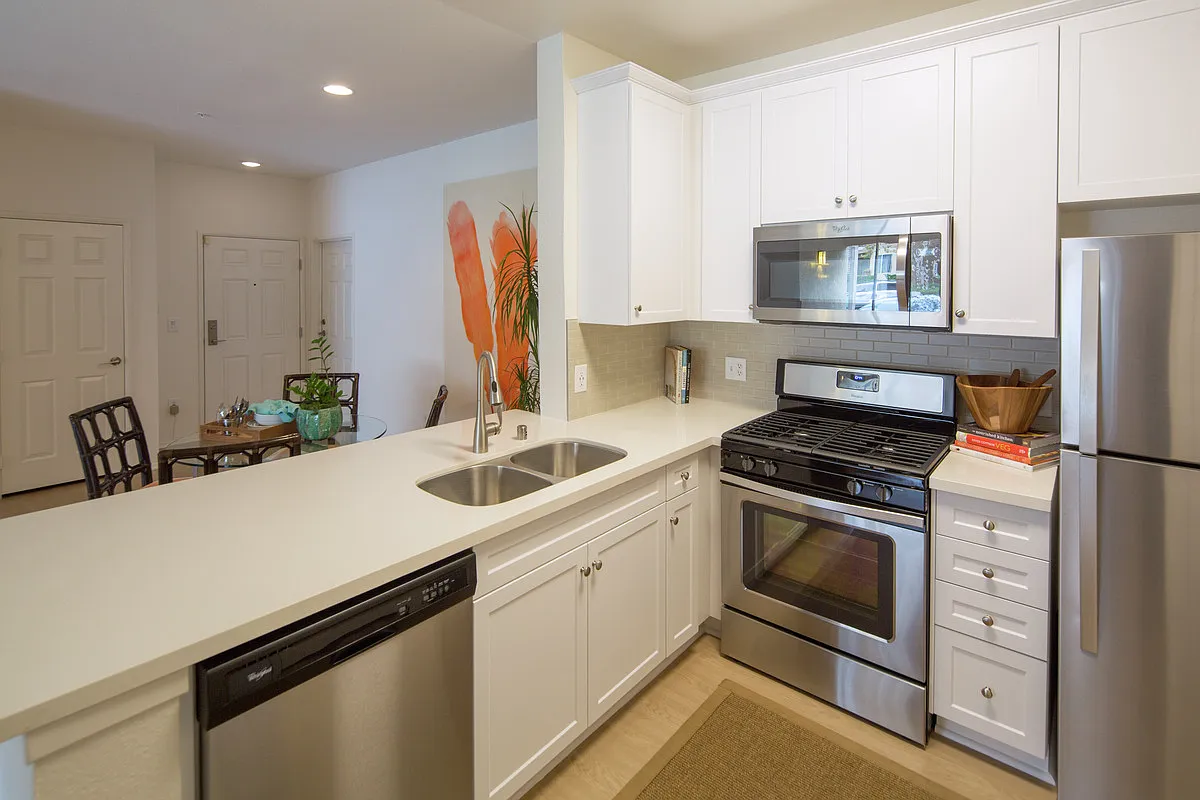 Las Flores Apartment Homes — Photo 1