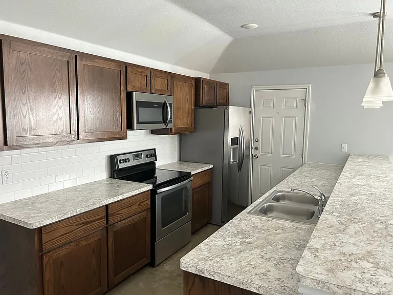 915 Rebecca Ln — Photo 25
