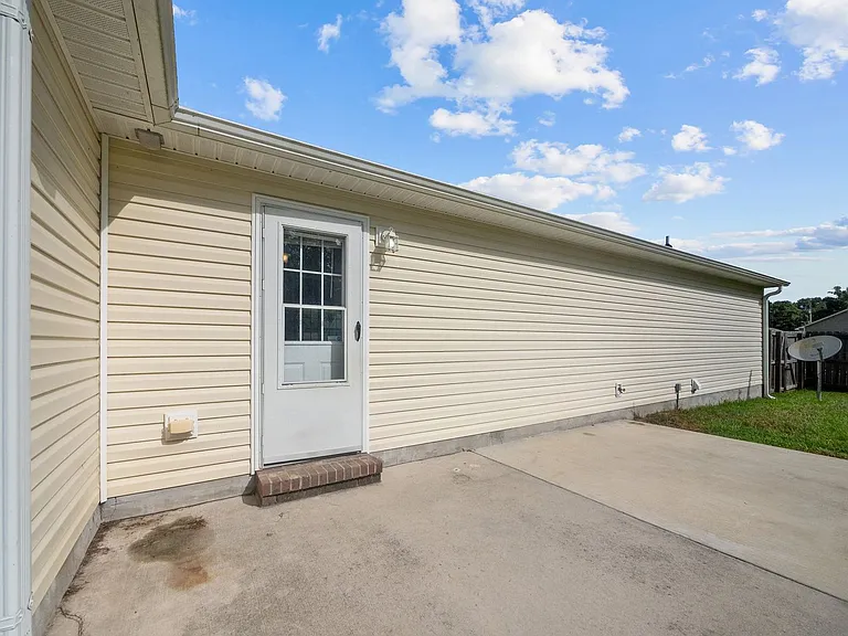 312 Reid Ct N — Photo 17
