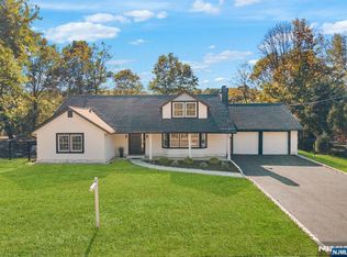 29 Thackeray Rd, Oakland, NJ 07436