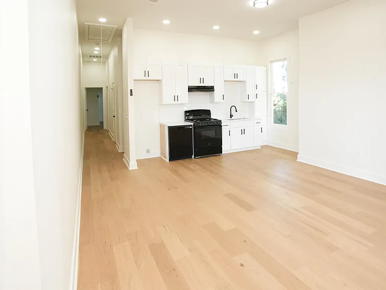 2324 W Daisy L Gatson Bates Dr #2 — Photo 4