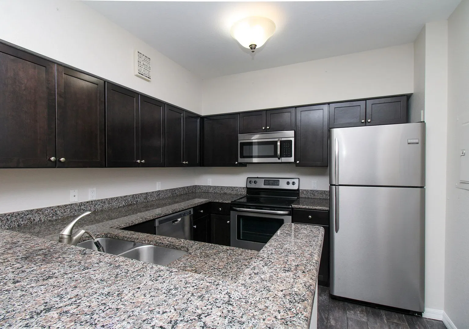 ** 1 Bedroom\1 Bath Unfurnished 1st Floor Unit Available For A Long-Term Tenant ** Lake View ** U... — Photo 2