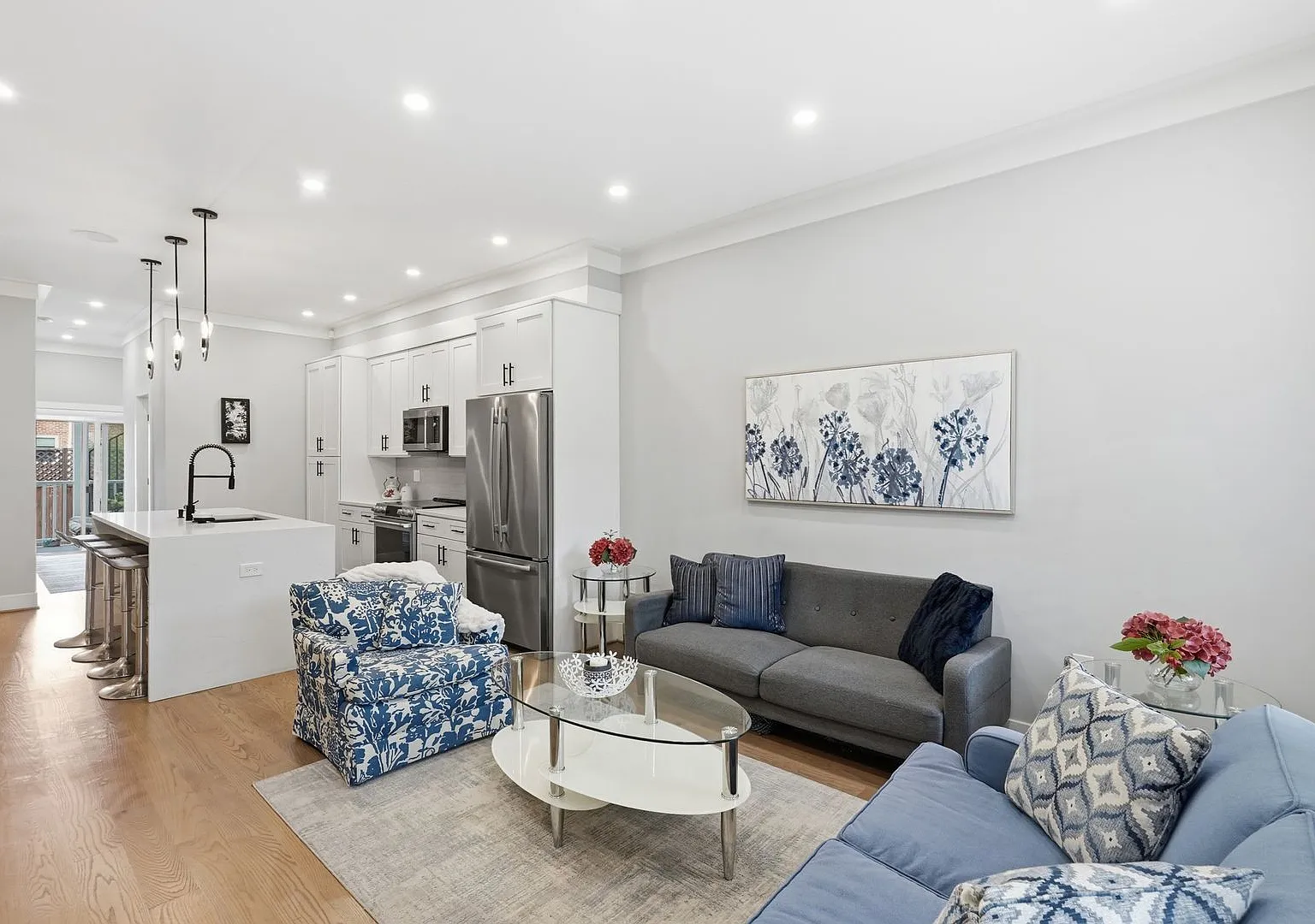 Updated Condo Style Townhome in Columbia Heights! — Photo 4
