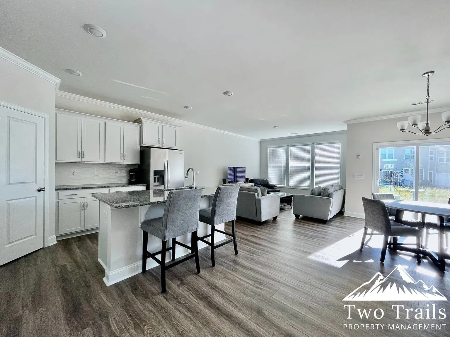 3 bed, 2.5 bath, 1674 sqft, $2,100 — Photo 2