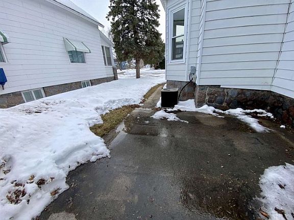 4th image of 2628 Hall Ave