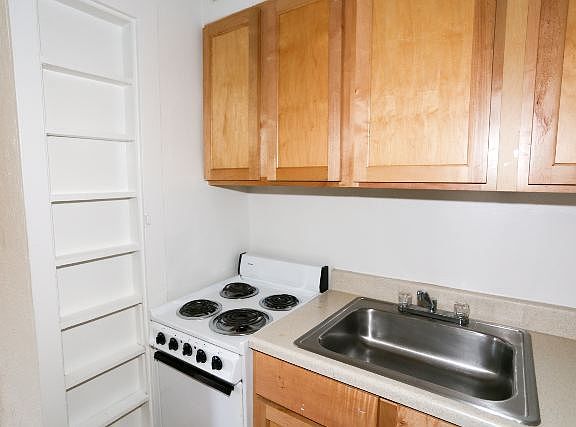 3rd image of 536 W Arlington Pl APT 209
