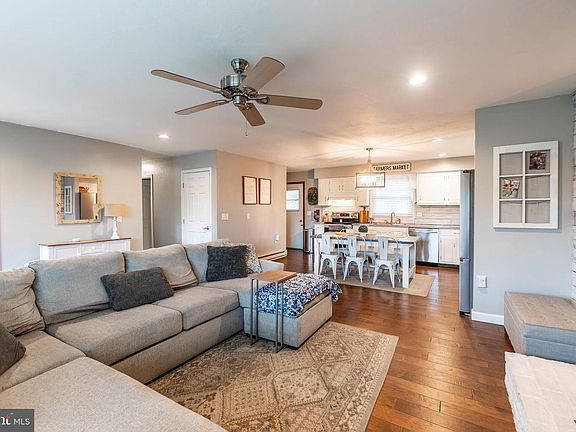 5th image of 717 E Walnut St