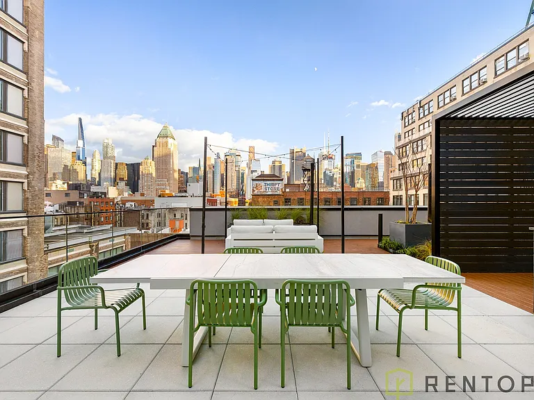 555 W 45th St #701D — Photo 19