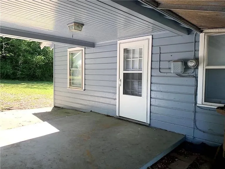 1404 Stevens Ln — Photo 5