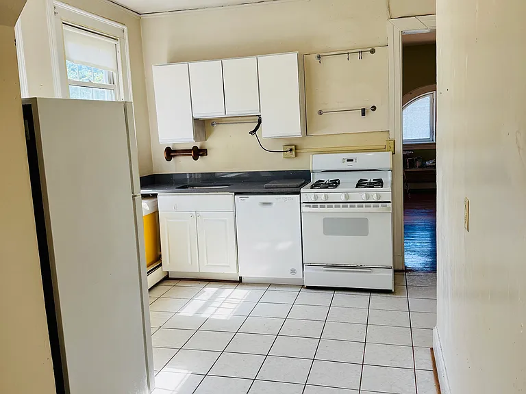 469 Whitney Ave #8 — Photo 7