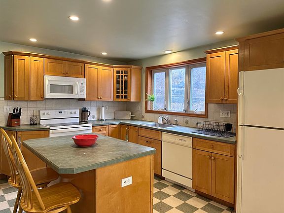 5th image of 72 Pawling Ave