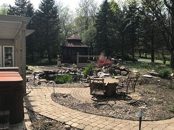 4th image of 690 Castlewood Dr