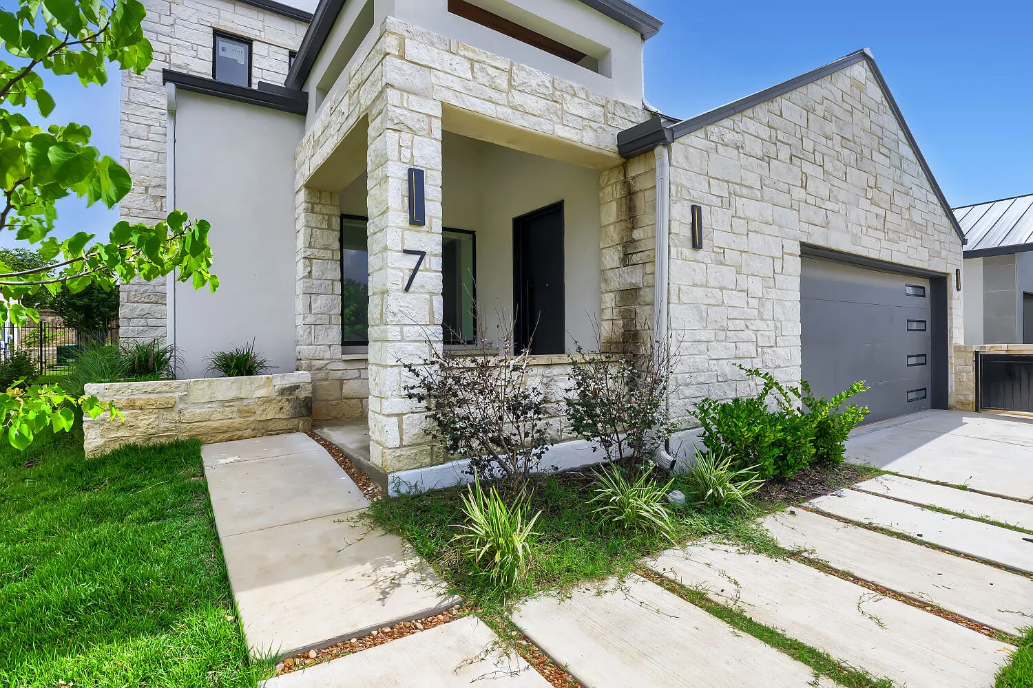 4 bed, 3485 sqft, $5,990 — Photo 2