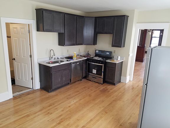 2nd image of 2747 N Bremen St