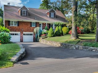 107 Westlake Dr, Valhalla, NY 10595