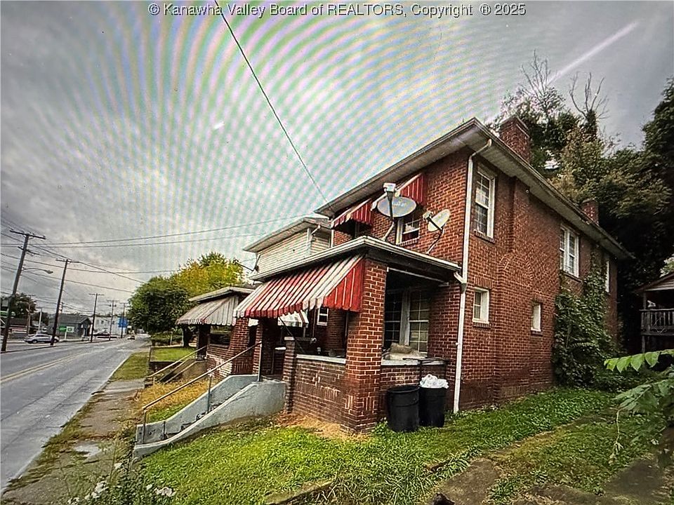 2nd image of 826 Washington St W