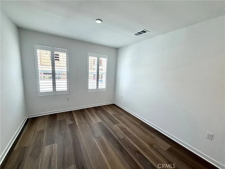 135 Evergreen — Photo 23