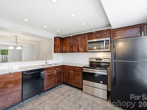 4th image of 242 Water Oak Dr