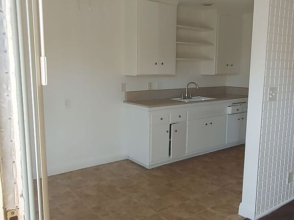 3rd image of 540 E Adams St #11