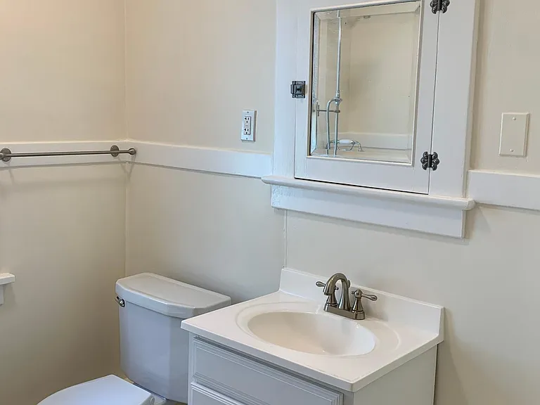 187 N Park Ave #UPPER — Photo 9