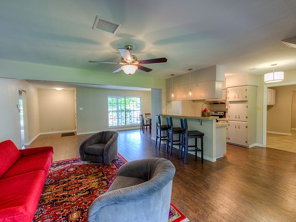 5th image of 3023 Briarfield Dr