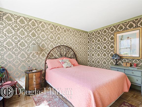 4th image of 150 E 61st St APT 9B