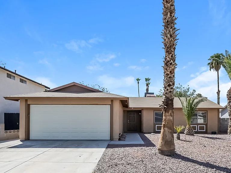 1555 Calabria Dr — Photo 1