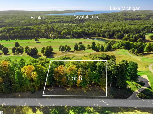 8 Heather Ridge Trl, Beulah, MI 49617