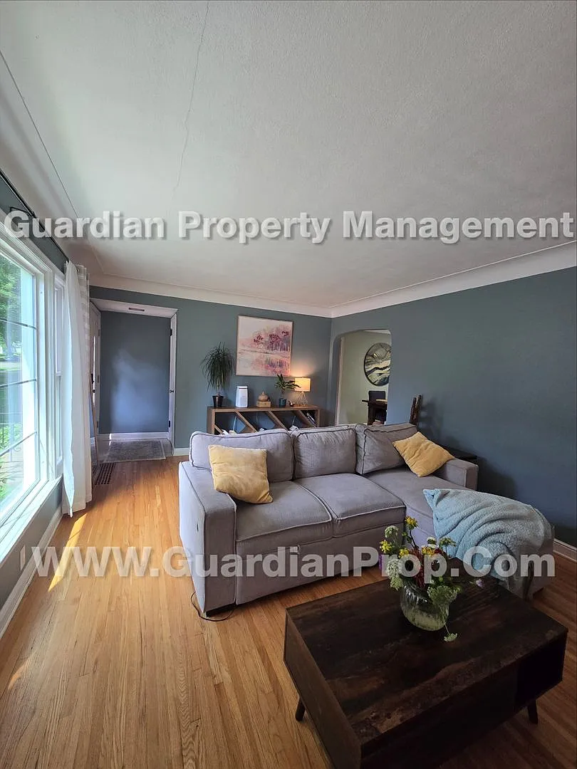 St Louis Park Single Family Home, 2 Car Garage, Fenced Yard, Hardwood floors, available 10/1 — Photo 2