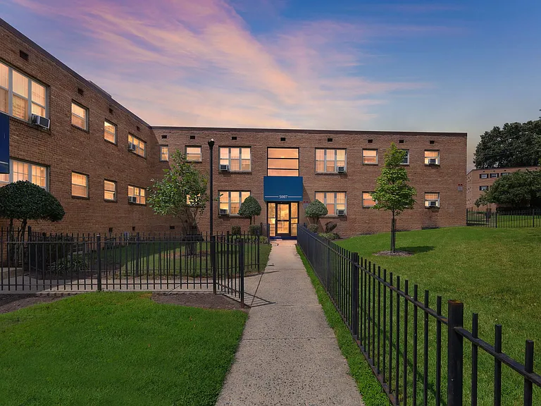 Huntwood Courts — Photo 16