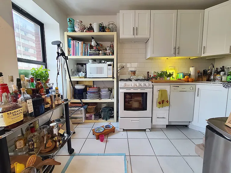 255 W 51st St #5A — Photo 4