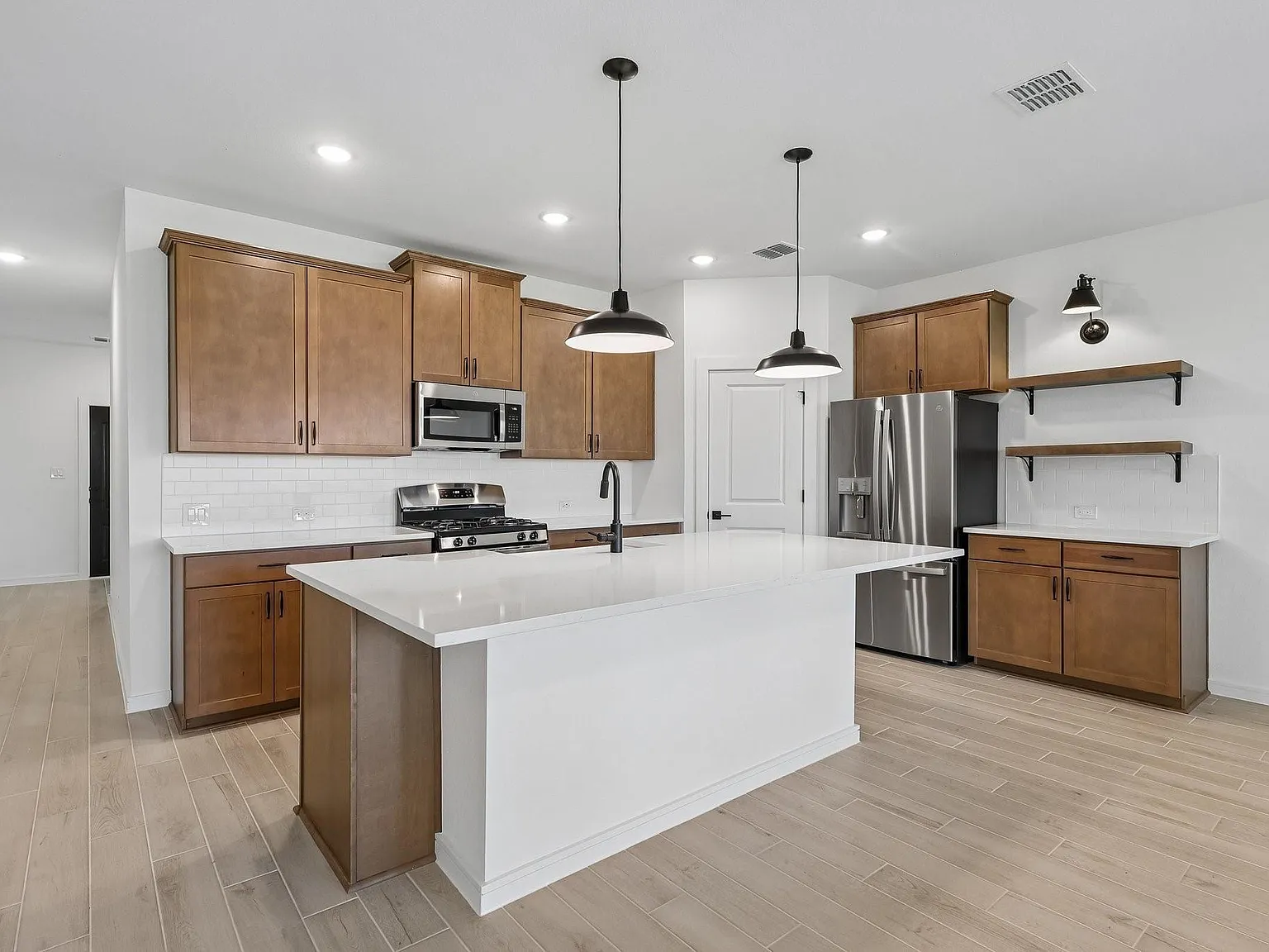 3 bed, 2.0 bath, 1767 sqft, $2,400 — Photo 2