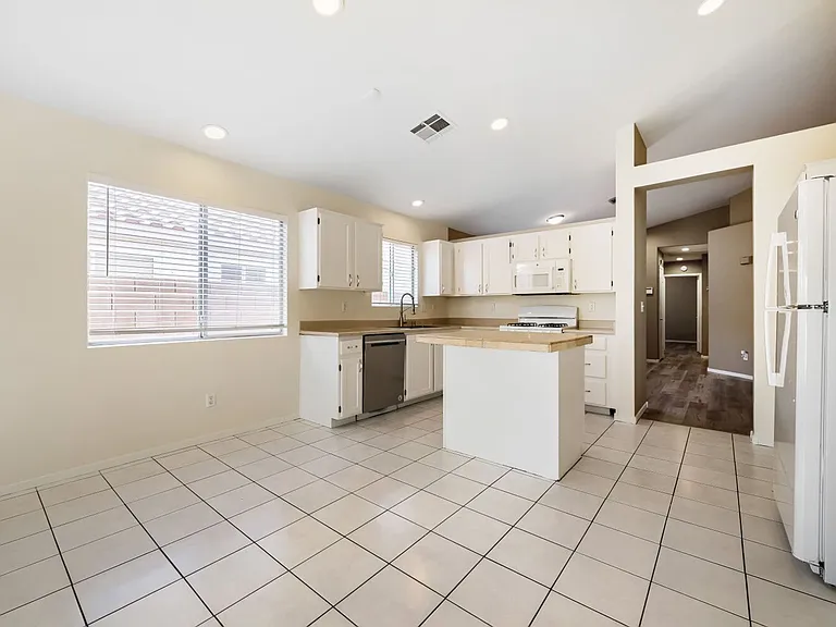 5900 Round Castle St — Photo 10