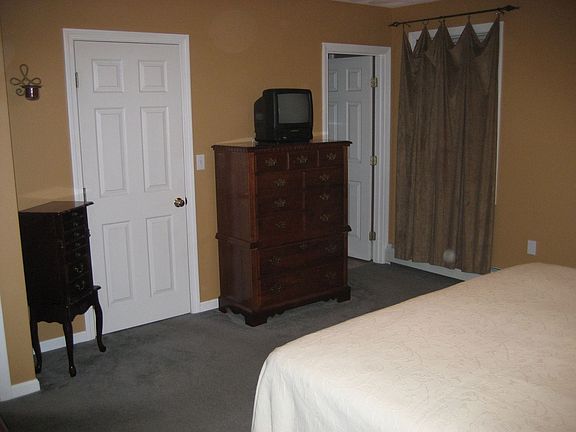 MBR w/ walk in closet