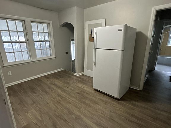 3rd image of 1019 E 1021 Columbia St #1021