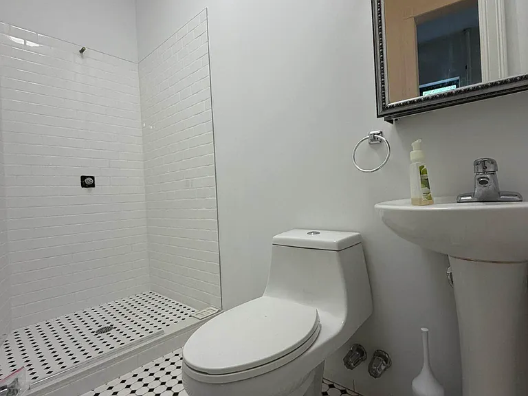 143 Nassau Ave #R — Photo 9
