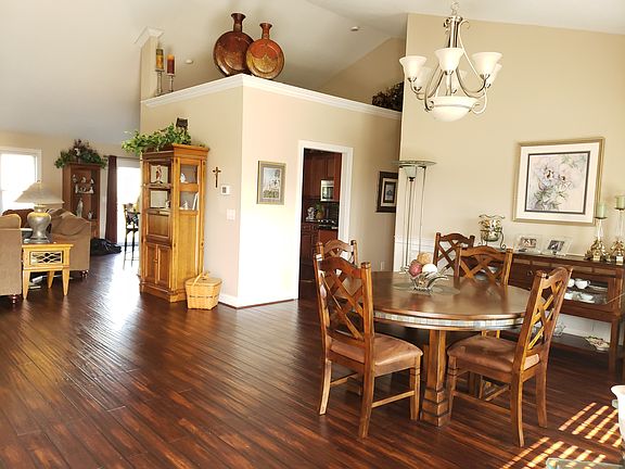 Open floor plan. Bright dining rm