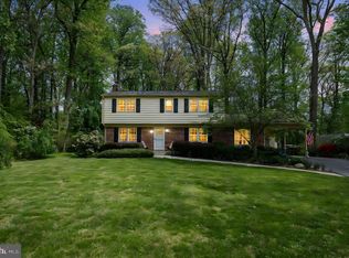 18801 Woodway Dr, Rockville, MD 20855