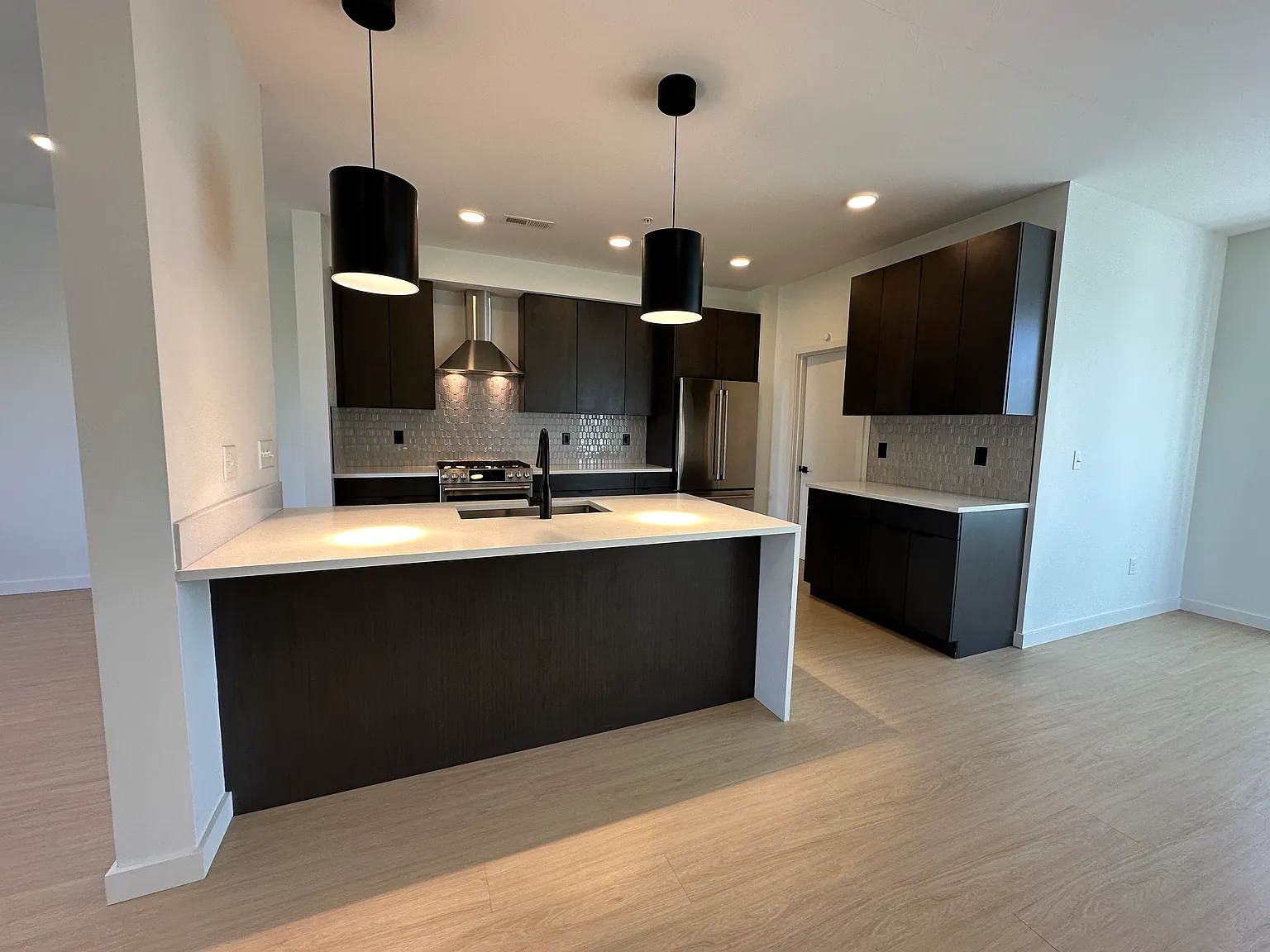 3 bed, 1941 sqft, $3,100 — Photo 3