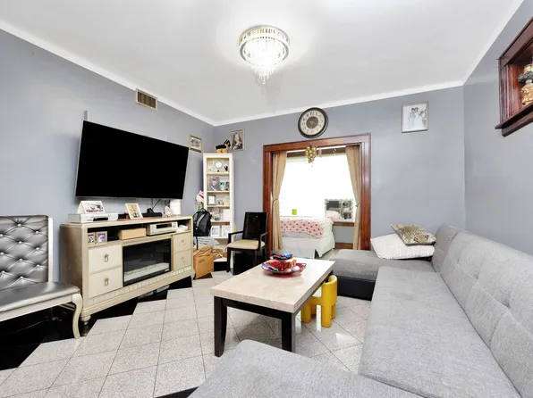 6018 Bleecker Street image 7 of 26