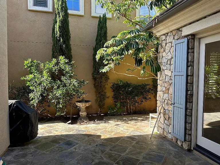 87 Twin Gables Irvine Ca — Photo 2