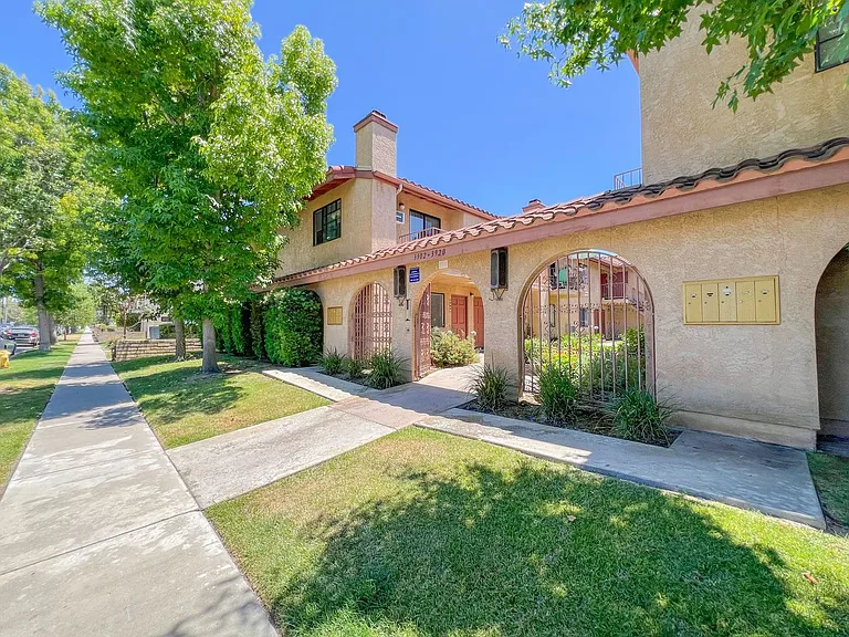 3902Howard — Photo 1